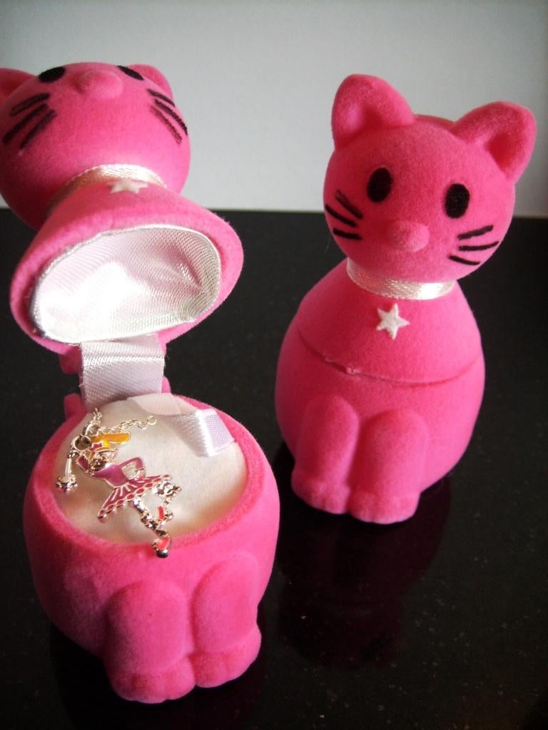 AVON: Leuke ketting voor meisjes, Handtassen en Accessoires, Kettingen, Nieuw, Zilver, Roze, Ophalen of Verzenden