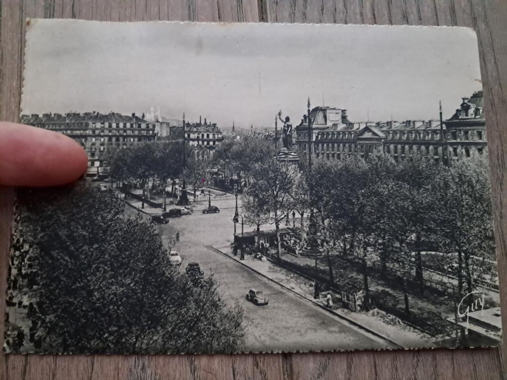 Description : PARIS : LA PLACE DE La République + voitures a, Collections, Enlèvement ou Envoi