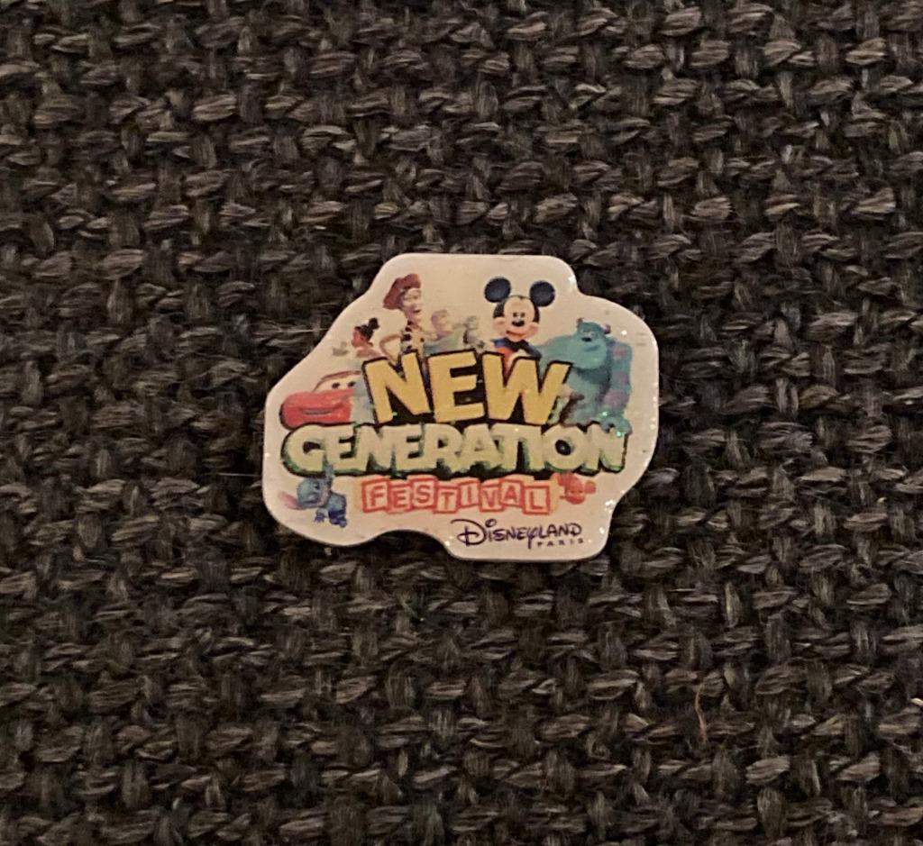 PIN - DISNEYLAND PARIS - NEW GENERATION FESTIVAL - DISNEY, Verzamelen, Verzenden, Gebruikt, Overige onderwerpen, Speldje of Pin