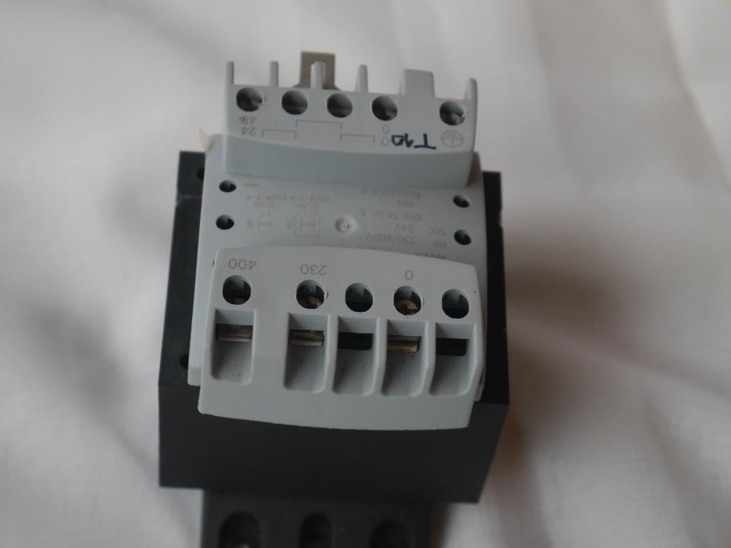 LEGRAND Transformateur de sécurité 230V-400V/ 24V-48V, Bricolage & Construction, Électricité & Câbles, Utilisé, Autres types, Enlèvement ou Envoi
