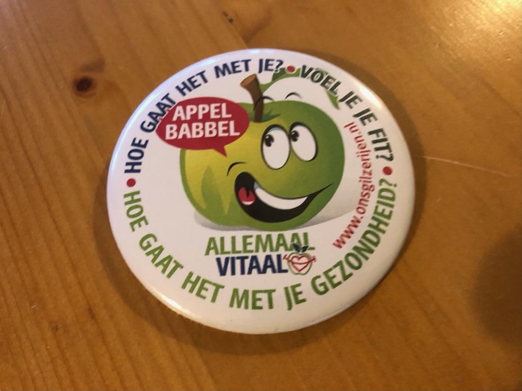 Button appel babbel allemaal vitaal doorsnee 7,5 cm, Verzamelen, Speldjes, Pins en Buttons, Ophalen of Verzenden, Nieuw, Overige onderwerpen