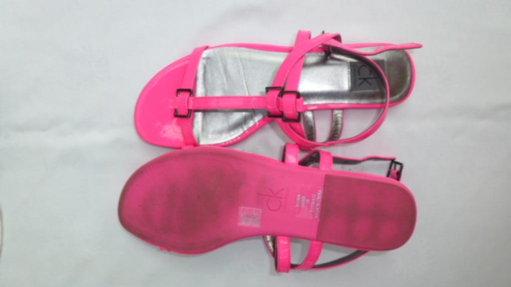 Calvin Klein : sandales plates authentiques nom : Jaime Pate, Rose, Porté, Calvin Klein, Sandales et Mûles