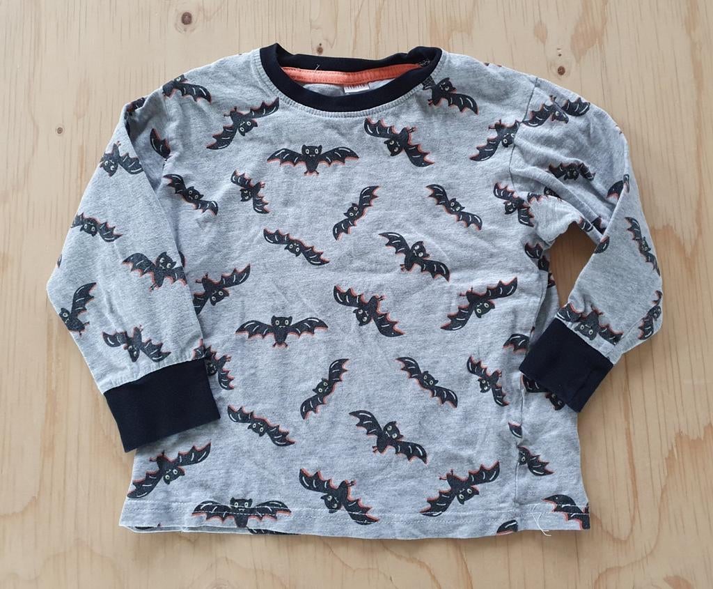 Longsleeve met vleermuizen, goed voor Halloween - Maat 116, Enlèvement ou Envoi, Utilisé, Garçon ou Fille, Chemise ou À manches longues