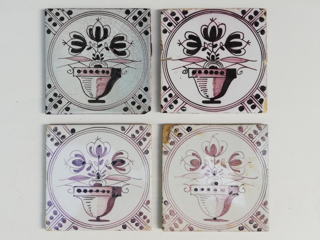 4 carreaux - fleurs & vases en manganèse - Delft - 18/19ième, Antiquités & Art, Antiquités | Céramique & Poterie, Enlèvement ou Envoi