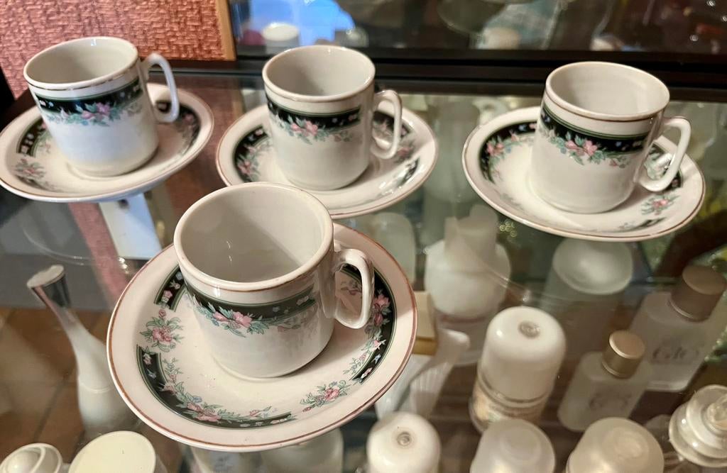 4 tasses et sous tasses en porcelaine, Enlèvement