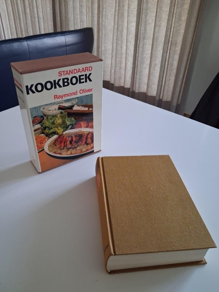 VINTAGE  STANDAARD  KOOKBOEK  van Raymond OLIVER, Antiek en Kunst, Antiek | Boeken en Manuscripten, Ophalen of Verzenden