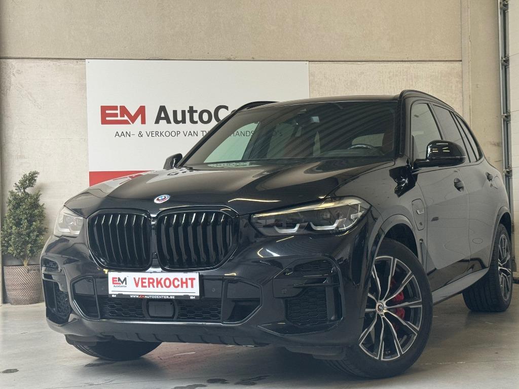 BMW X5 45e 3.0 M Shadow PHEV 11/2022-Pano-CAM-Assist-CarPlay, Auto's, BMW, Bedrijf, Te koop, X5, Achteruitrijcamera, Adaptive Cruise Control
