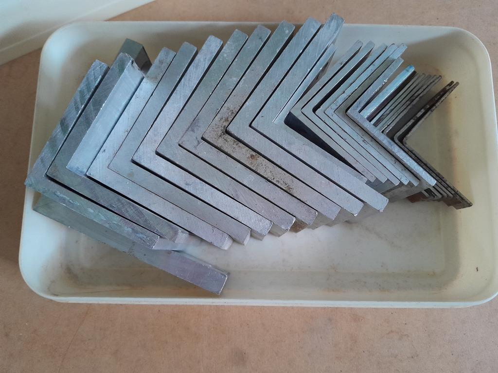 Equerres de fixation (27 pièces)19 en alu + 8 en fer 40€/lot, Enlèvement, Neuf, Fer