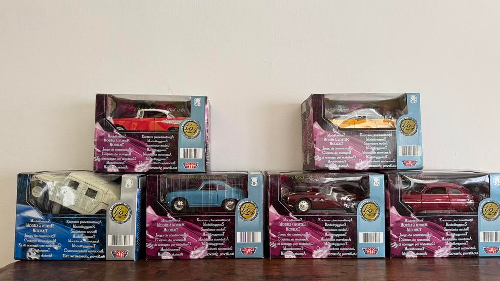 8 Motor Max 1:24 Diecast Model Kits - Classic Car Lot NIB, Enlèvement, Neuf, Moteur