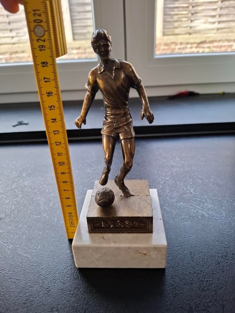 Joueur de foot en bronze, Enlèvement ou Envoi, Bronze