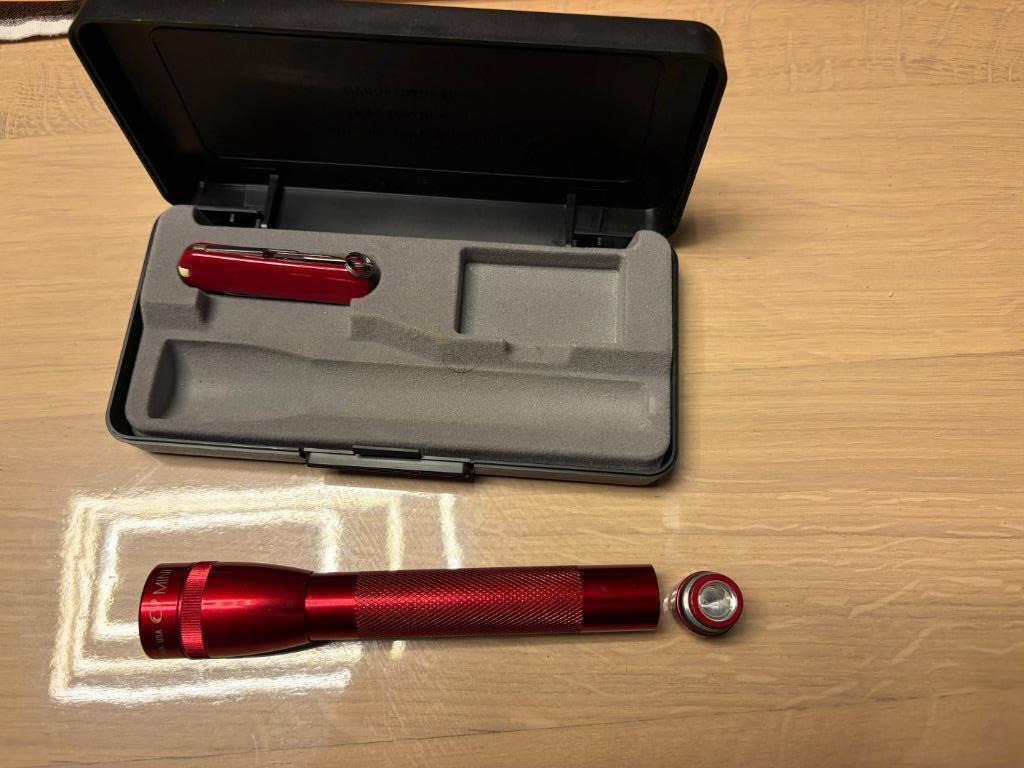 mini maglite dans son etui  : neuf (incomplet), Enlèvement ou Envoi, Comme neuf, Batterie