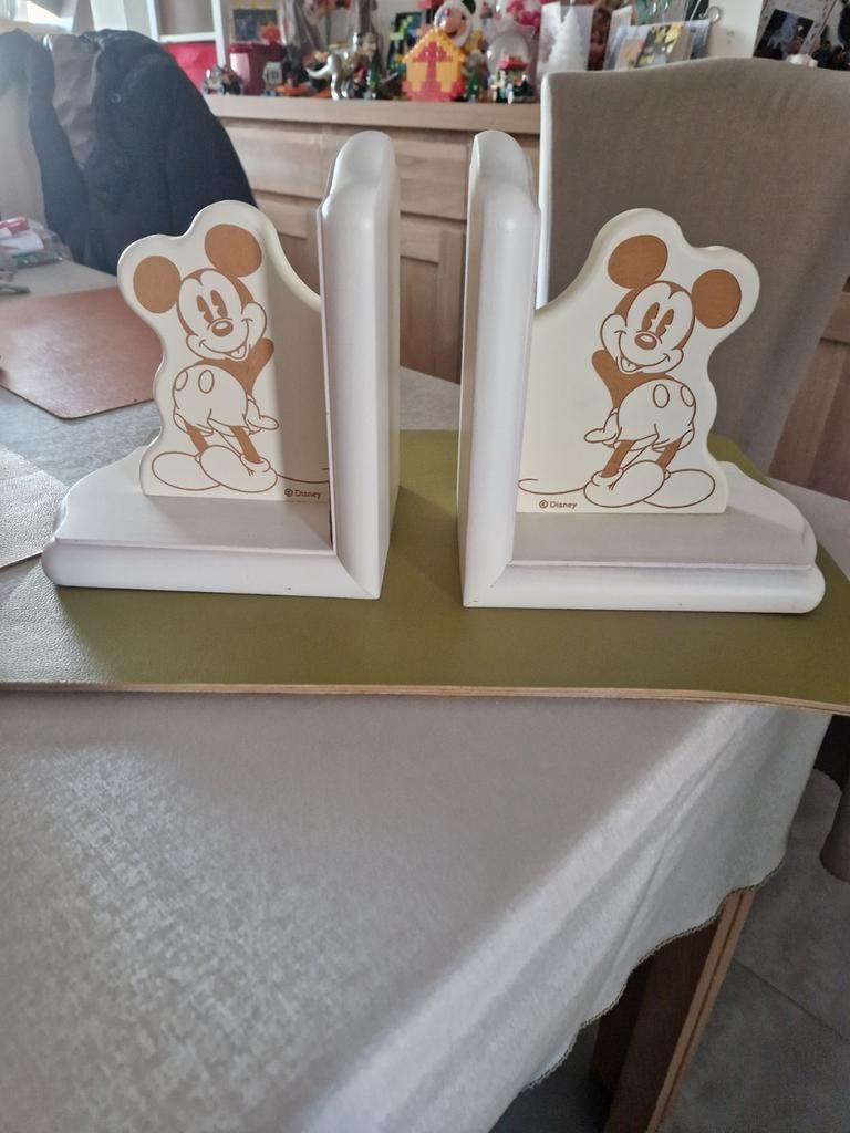 Boekensteun Mickey Mouse, Ophalen