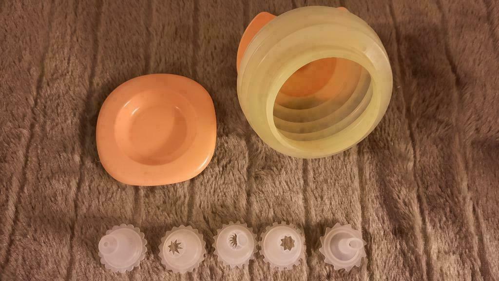 TUPPERWARE slagroomspuit met versch. mondstukjes, Huis en Inrichting, Ophalen of Verzenden, Zo goed als nieuw, Oranje