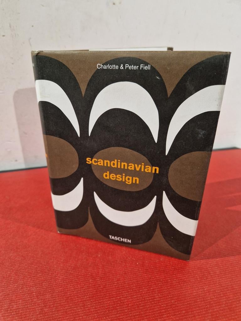 Het boek " Design in Scandinavia  ( 2002 ) ch en Peter Fiell, Enlèvement ou Envoi, Comme neuf, Taschen