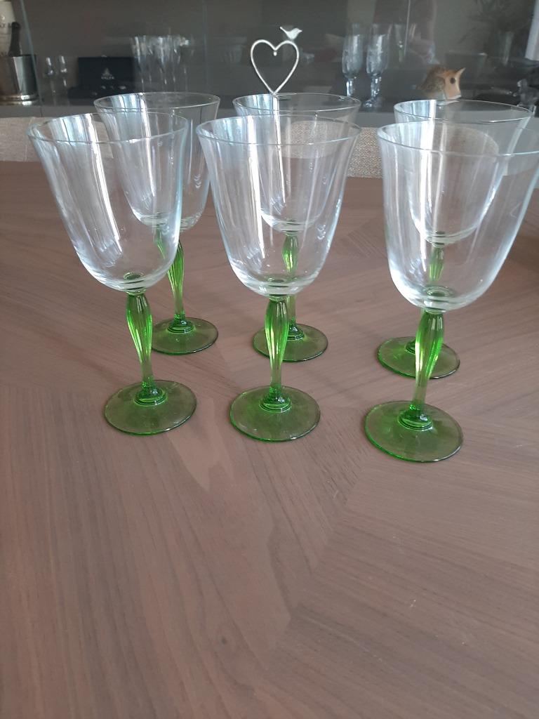 6 grote wijnglazen op groene voet, Verzamelen, Glas en Drinkglazen, Ophalen of Verzenden, Zo goed als nieuw, Overige typen