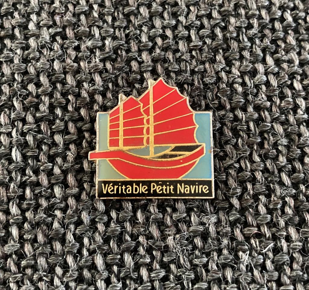 PIN - VÉRITABLE PETIT NAVIRE - VOILIER - ZEILBOOT, Verzenden, Gebruikt, Overige onderwerpen, Speldje of Pin