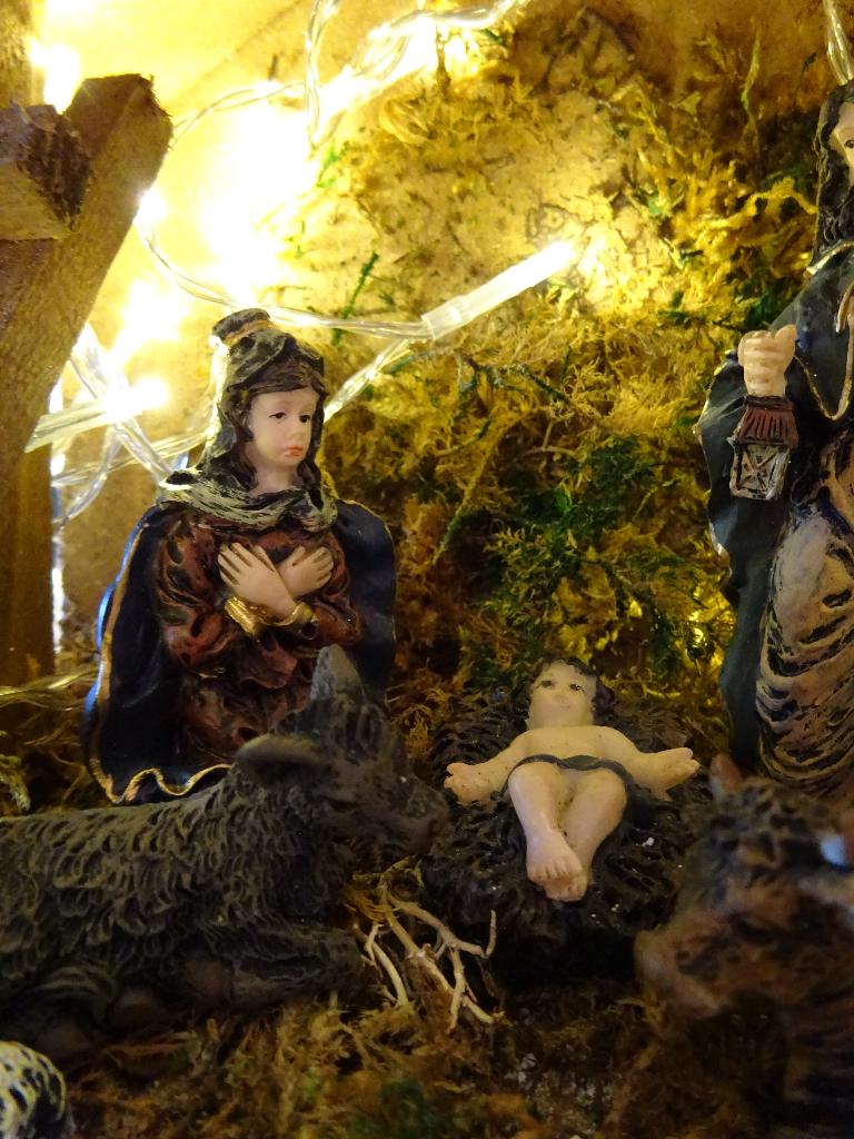 Vintage kerststal in hout/kurk inclusief resine beeldjes, Diversen, Verzenden, Zo goed als nieuw