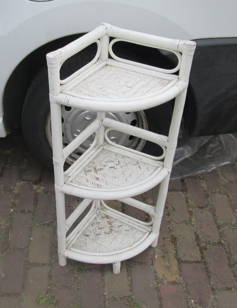 Mooi Wit-Rieten Hoekrekje voor planten - 29x29x88, Ophalen of Verzenden, Zo goed als nieuw