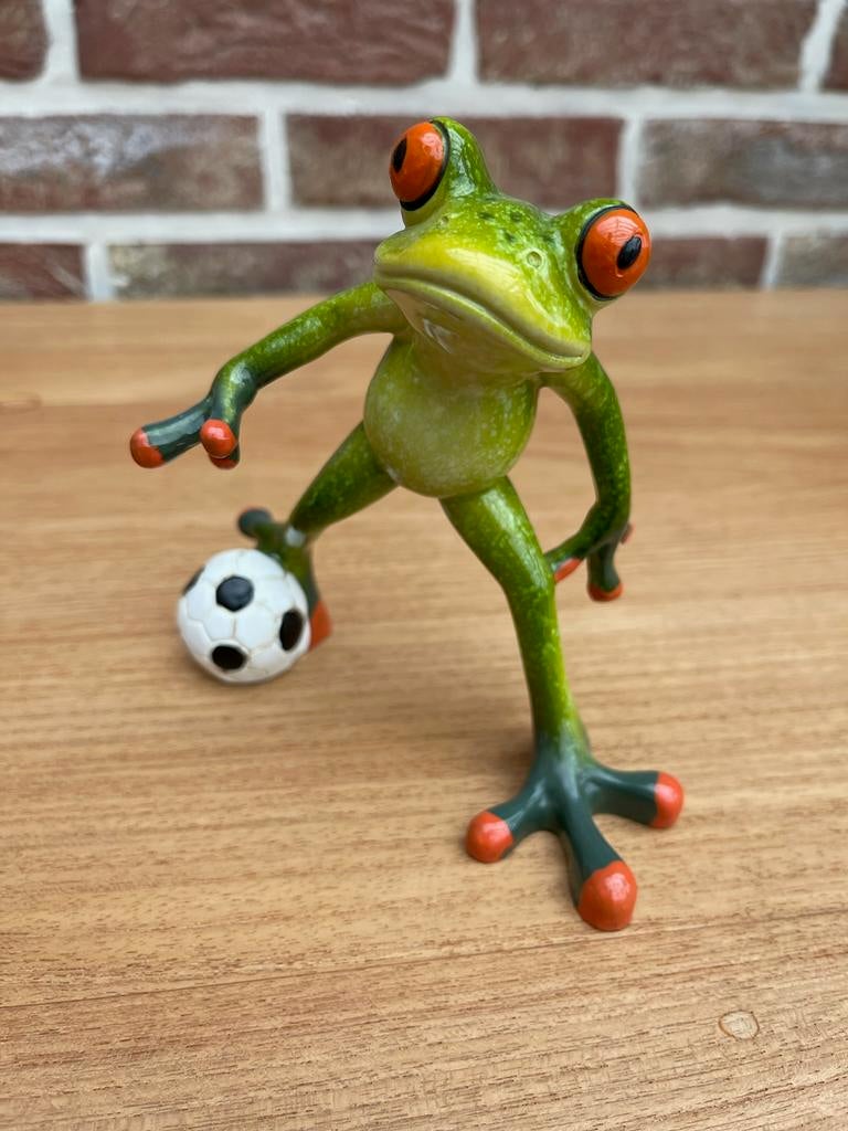 Beeldje kikker - VOETBALLEN, Ophalen of Verzenden, Zo goed als nieuw, Dier