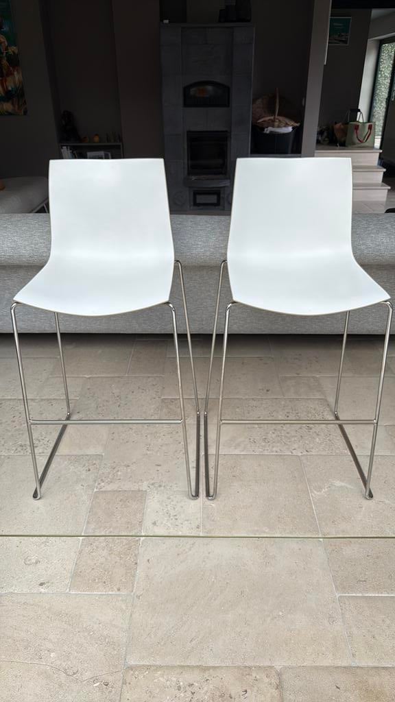 2 x Arper Catifa 46 beige barkrukken, Huis en Inrichting, Barkrukken, Ophalen, Kunststof, Gebruikt, Met voetsteun