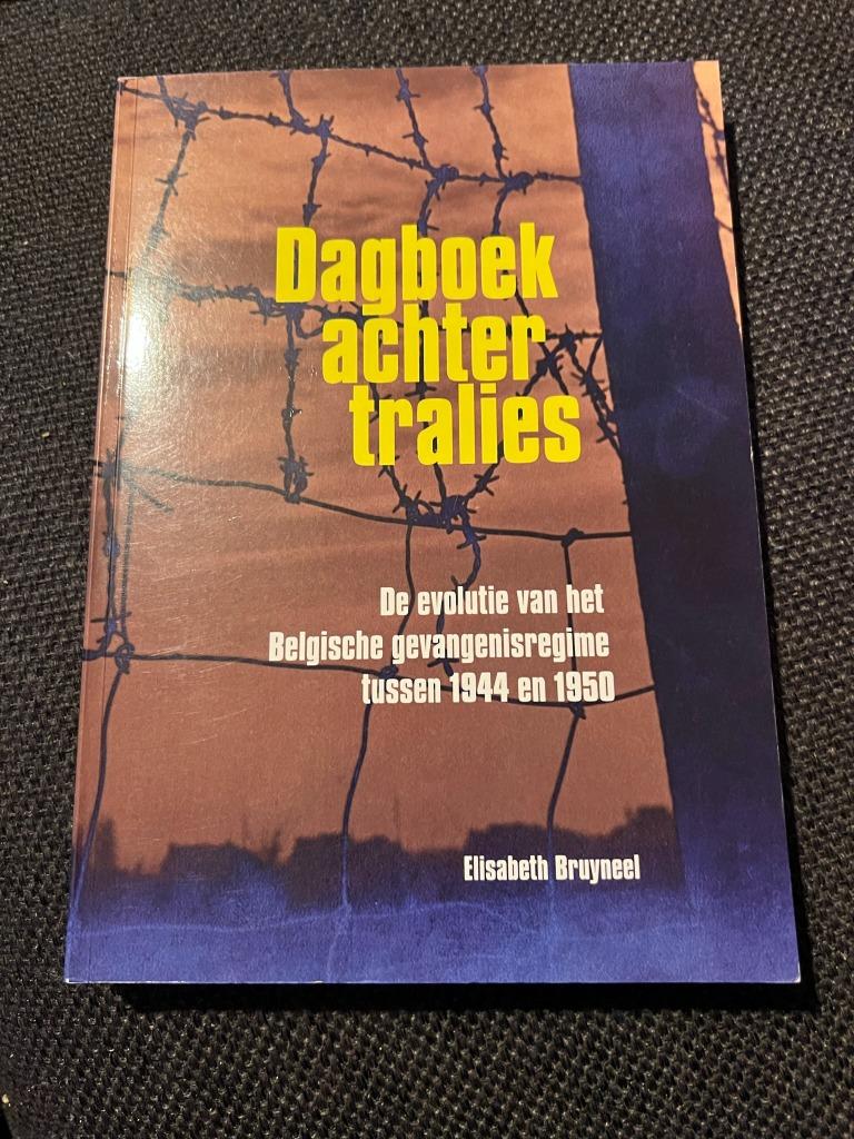 Dagboek achter tralies, de evolutie v/h Belgisch gevangenisr, Elisabeth Bruyneel, Ophalen of Verzenden, Zo goed als nieuw, Algemeen