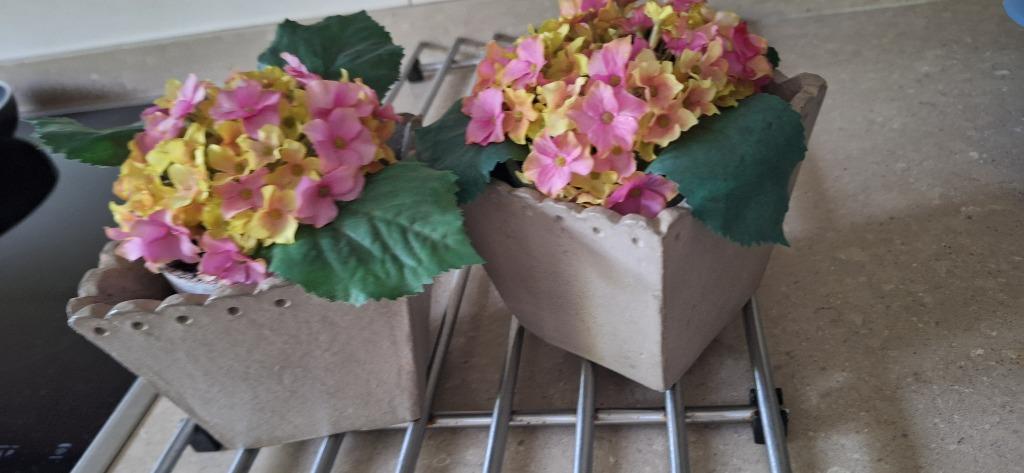 2 pots en terre cuite gris ornés de fleurs artificielles., Maison & Meubles, Enlèvement ou Envoi, Comme neuf