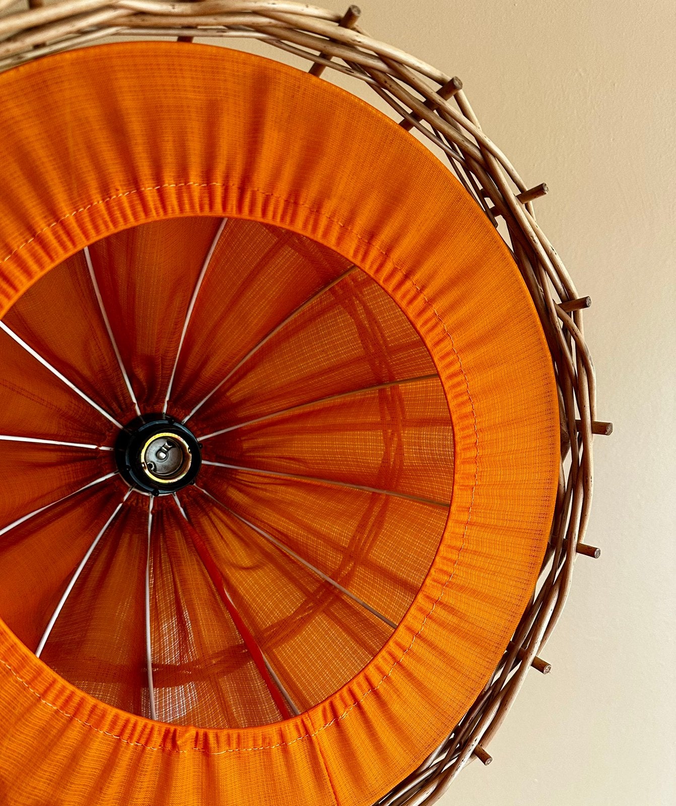 Suspension vintage en rotin et tissu orange – années 70, Bois, Enlèvement ou Envoi, Boheme, seventies, E27 (grand)