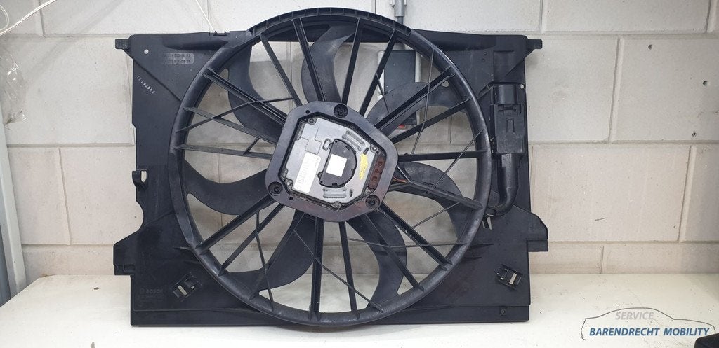 Ventilateur de refroidissement classe E W211 Mercedes 211500, Mercedes-Benz AG, Mercedes-Benz, Utilisé, Mercedesstrasse 120
70372  Stuttgart, DE
