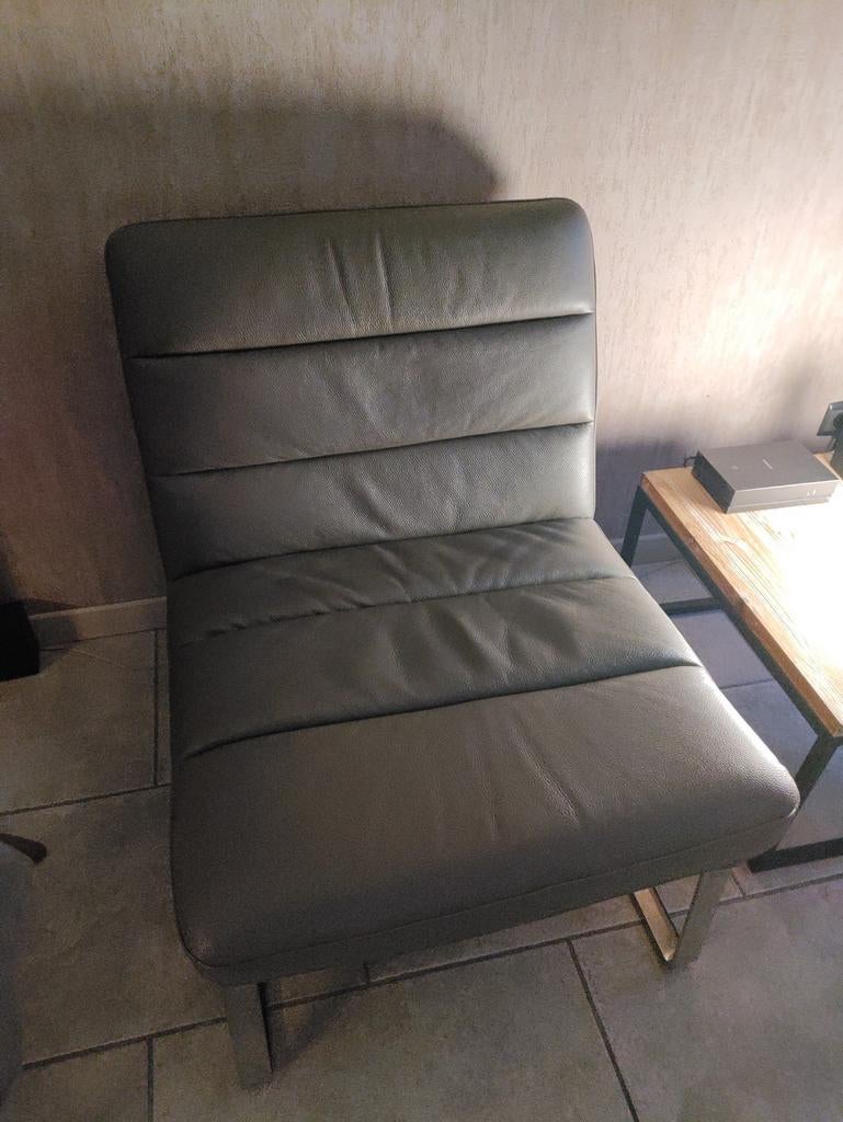Assise en cuir taupe, Enlèvement
