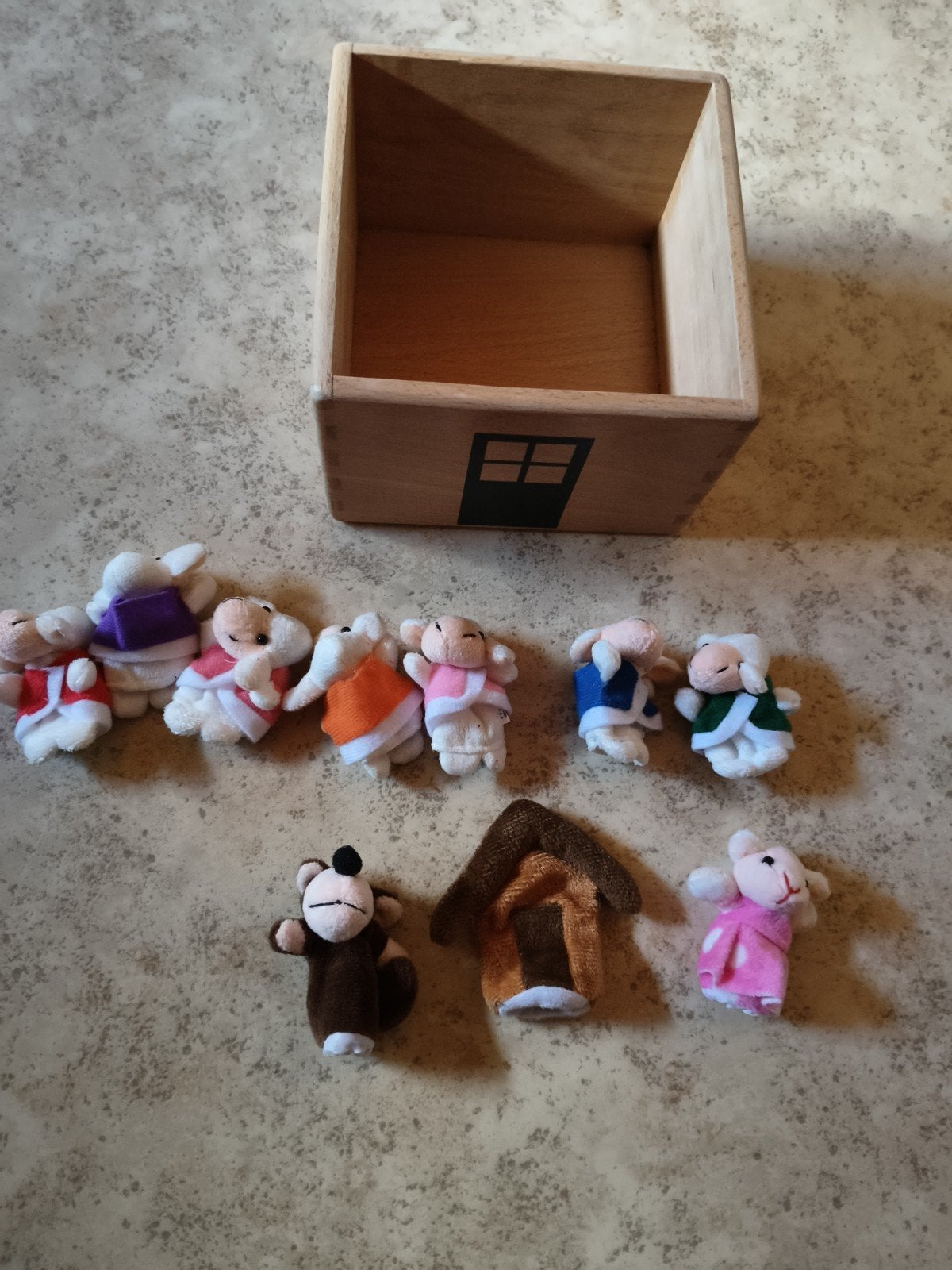 huisje met vingerpoppetjes wolf en 7 geitjes, Enlèvement