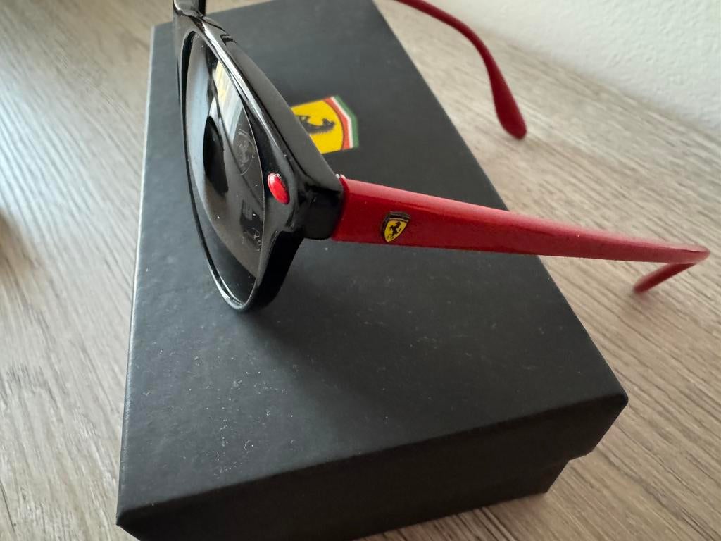 Nieuwe Ray-Ban Scuderia Ferrari-collectie, Handtassen en Accessoires, Zonnebrillen en Brillen | Heren, Ophalen, Nieuw, Zonnebril