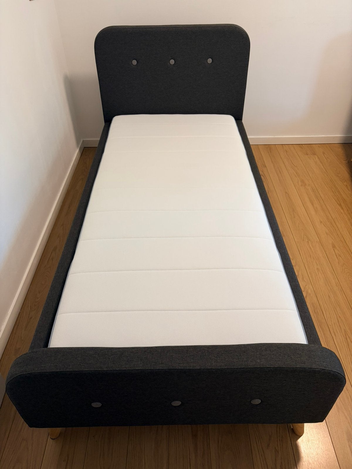 JYSK KONGSBERG bed 90x200 + IKEA VESTERÖY pocketveringmatras, Huis en Inrichting, Slaapkamer | Bedden, Nieuw, Eenpersoons, 90 cm