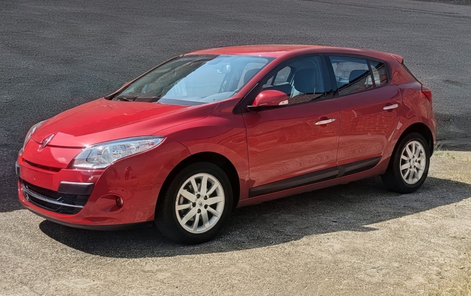 Renault Mégane 2.0i automatique. Approuvé pour la vente., Autos, Rouge, Achat, 5 portes, 5 places