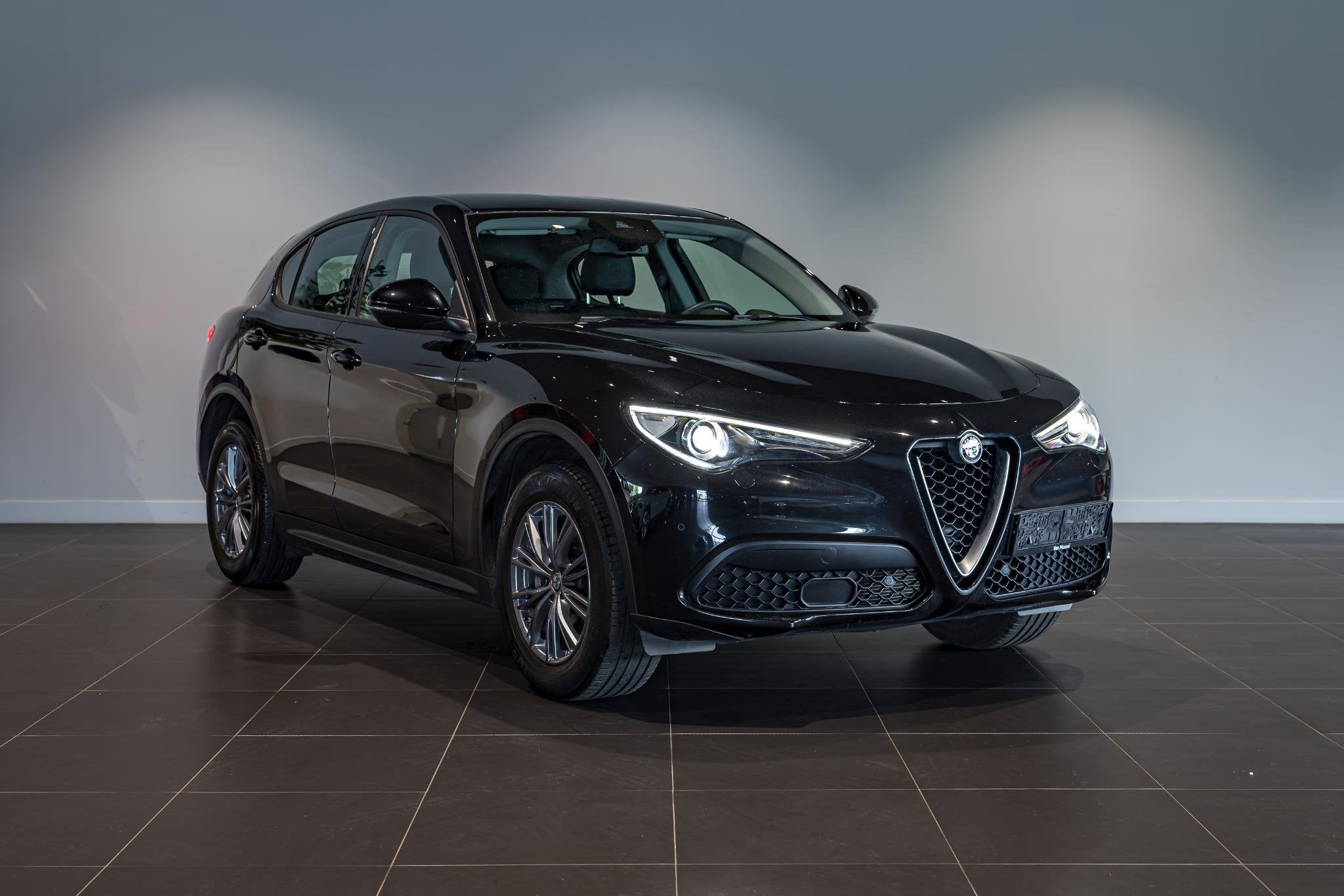 Alfa Romeo Stelvio 2.0 200 Super AWD | Camera | PDC V+A | Ca, Auto's, Alfa Romeo, Stof, Euro 6, 2000 kg, Zwart
