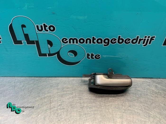 Poignée portière 2portes gauche d'un Toyota Yaris (Yaris 1, -, 3 mois de garantie, Toyota, Utilisé
