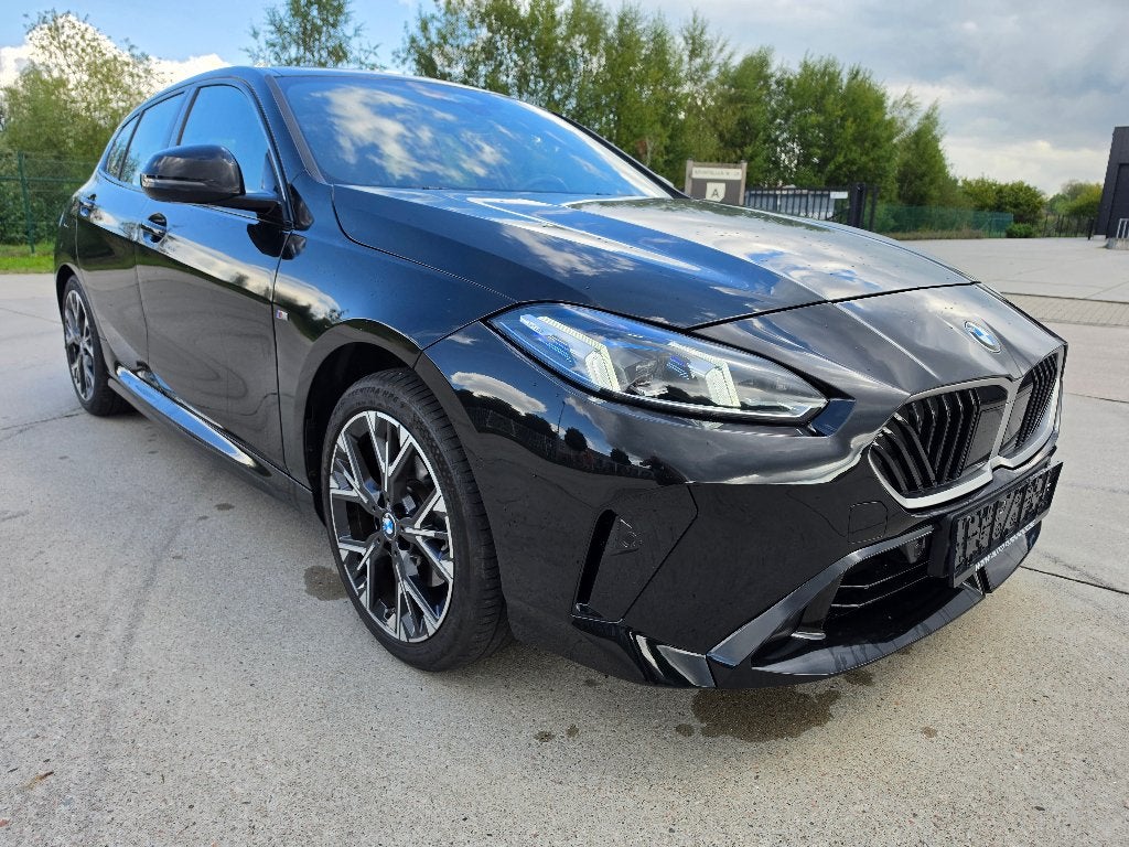 BMW 120i M-Pack Sport Automaat 2025, Auto's, BMW, Automaat, Alcantara, Zwart, Bedrijf