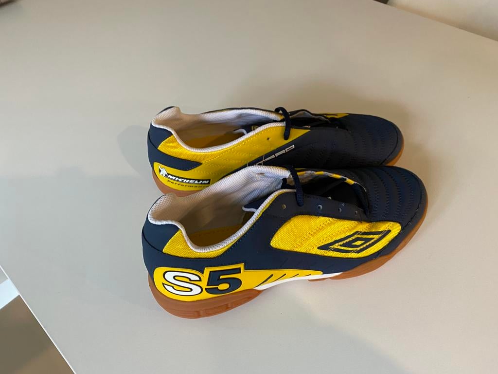 Umbro zaalvoetbalschoenen maat 43, Ophalen of Verzenden, Nieuw, Schoenen