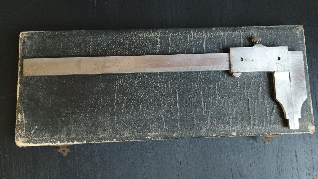 Ancien pied à coulisse de 1950 ( 25 cm) dans boite origine, Ophalen, Geluid