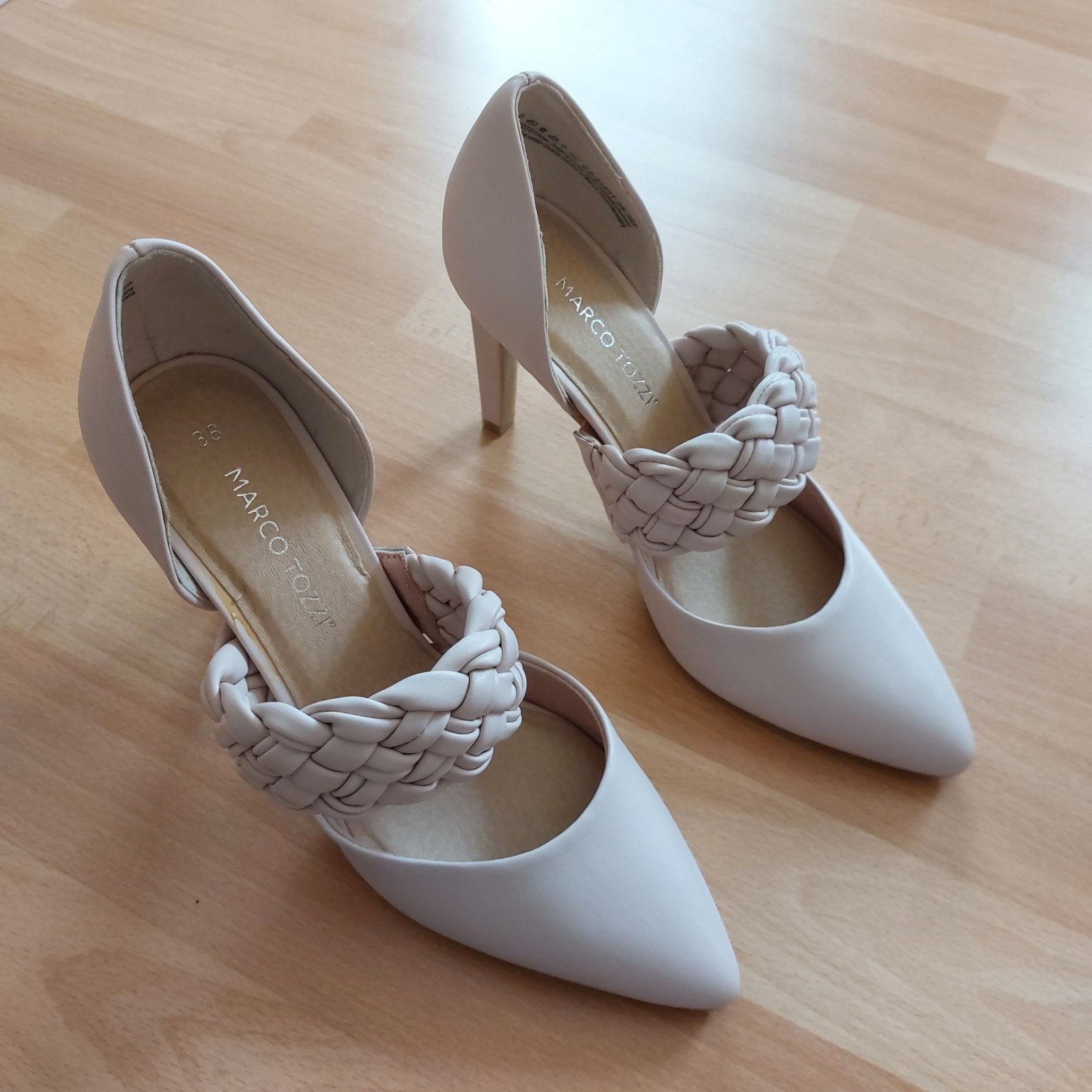 Nieuwe schoenen mt 38 met bijpassend tasje guess, Kleding | Dames, Ophalen, Beige