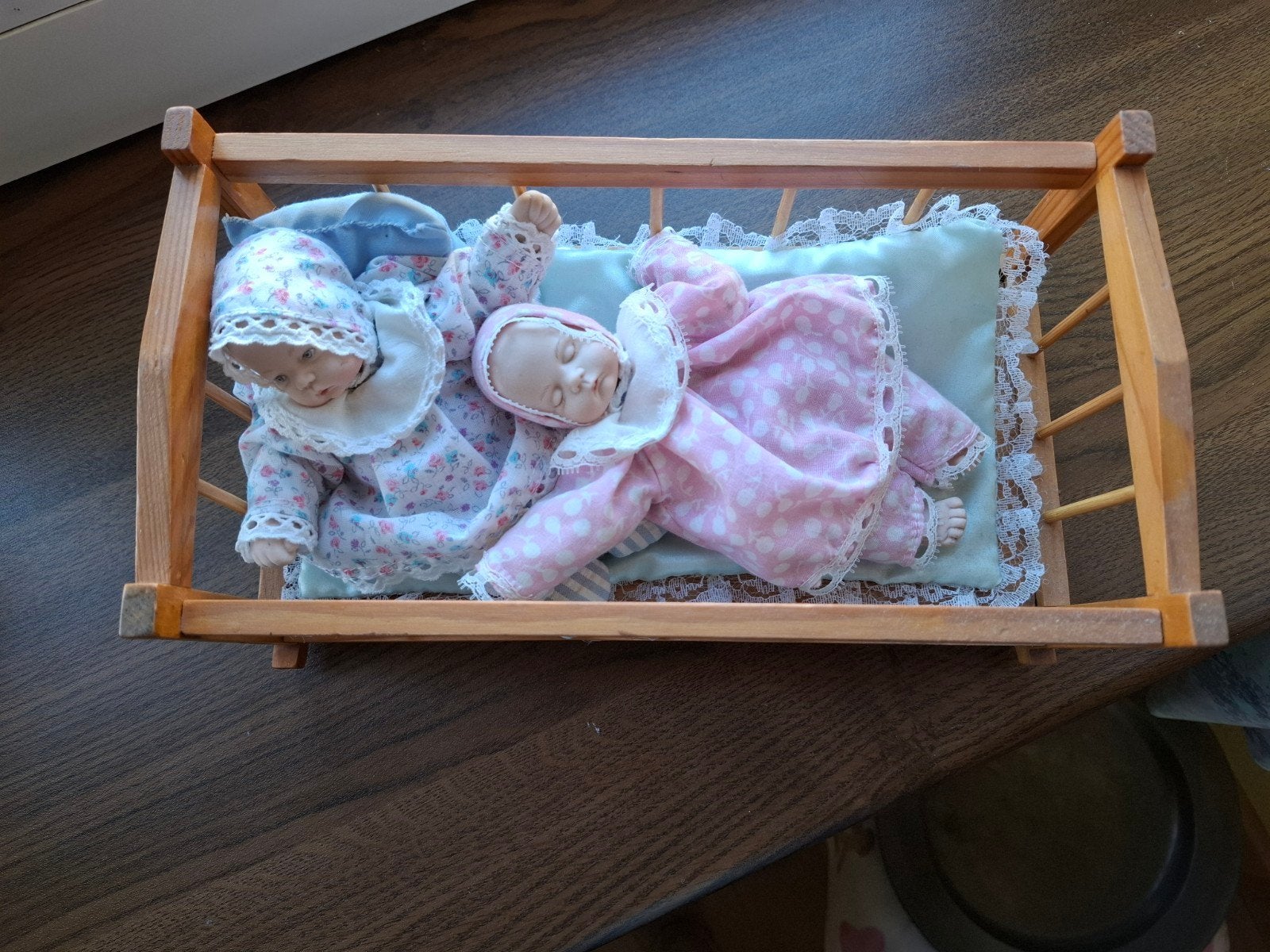 bedje met twee porseleine popjes, Ophalen