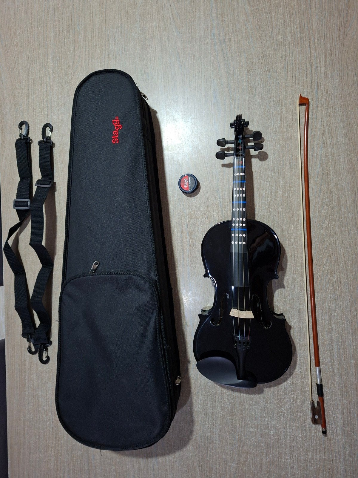 Violon Stagg VN 4/4 noir + étui souple + repose-épaules + ré, Musique & Instruments, Violon, Comme neuf, Avec valise, Enlèvement ou Envoi