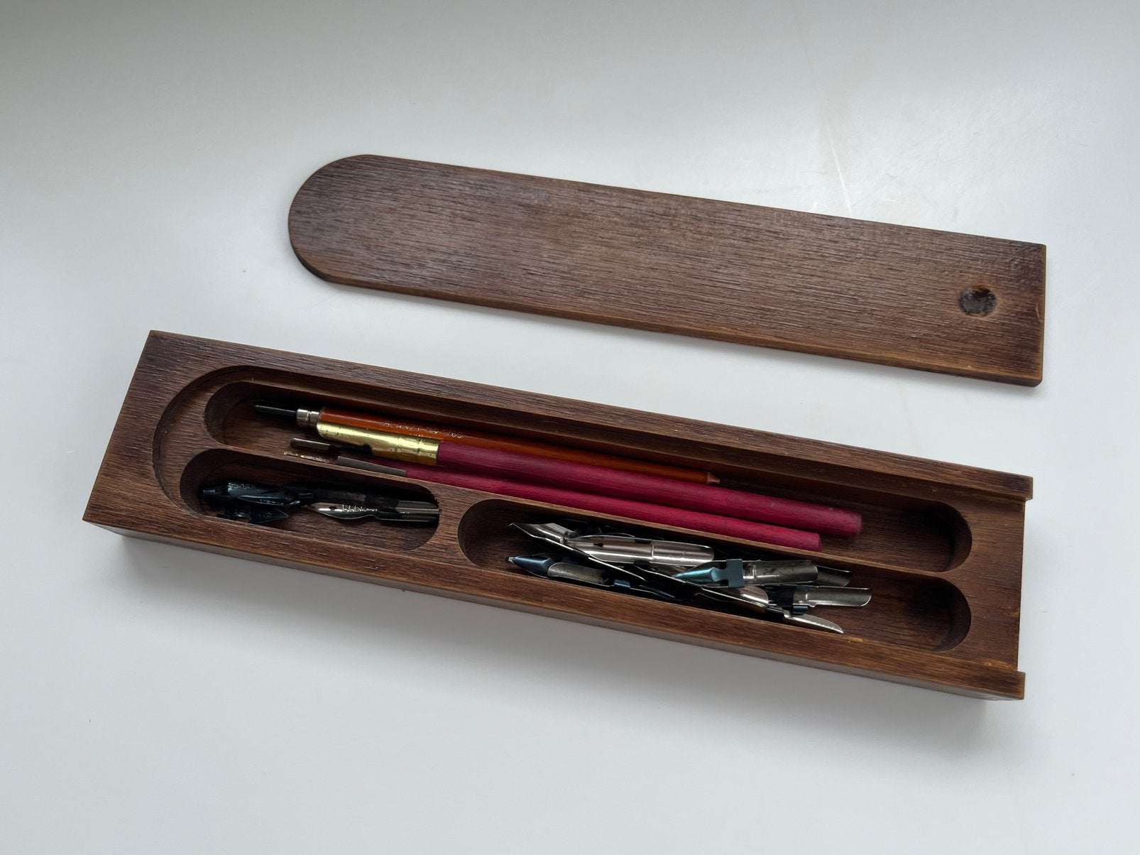 Pennendoos in hout (met pennen), Antiek en Kunst, Ophalen of Verzenden