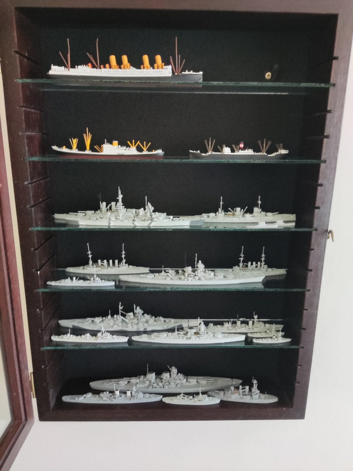 Ensemble complet de maquettes de navires Eugen, Enlèvement