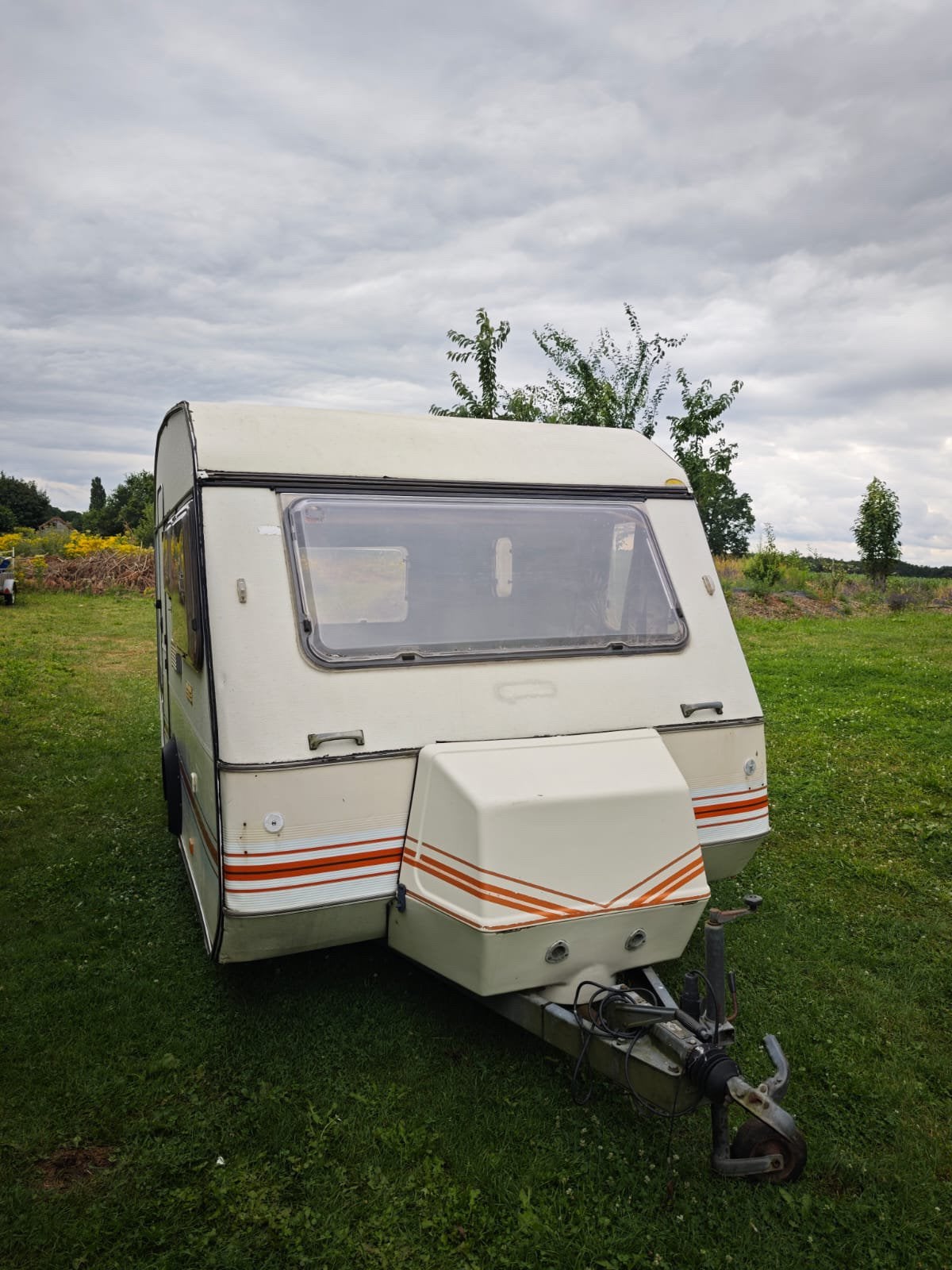 Gerenoveerde caravan 750kg met papieren, Vast bed, Particulier, Hordeur, Overige