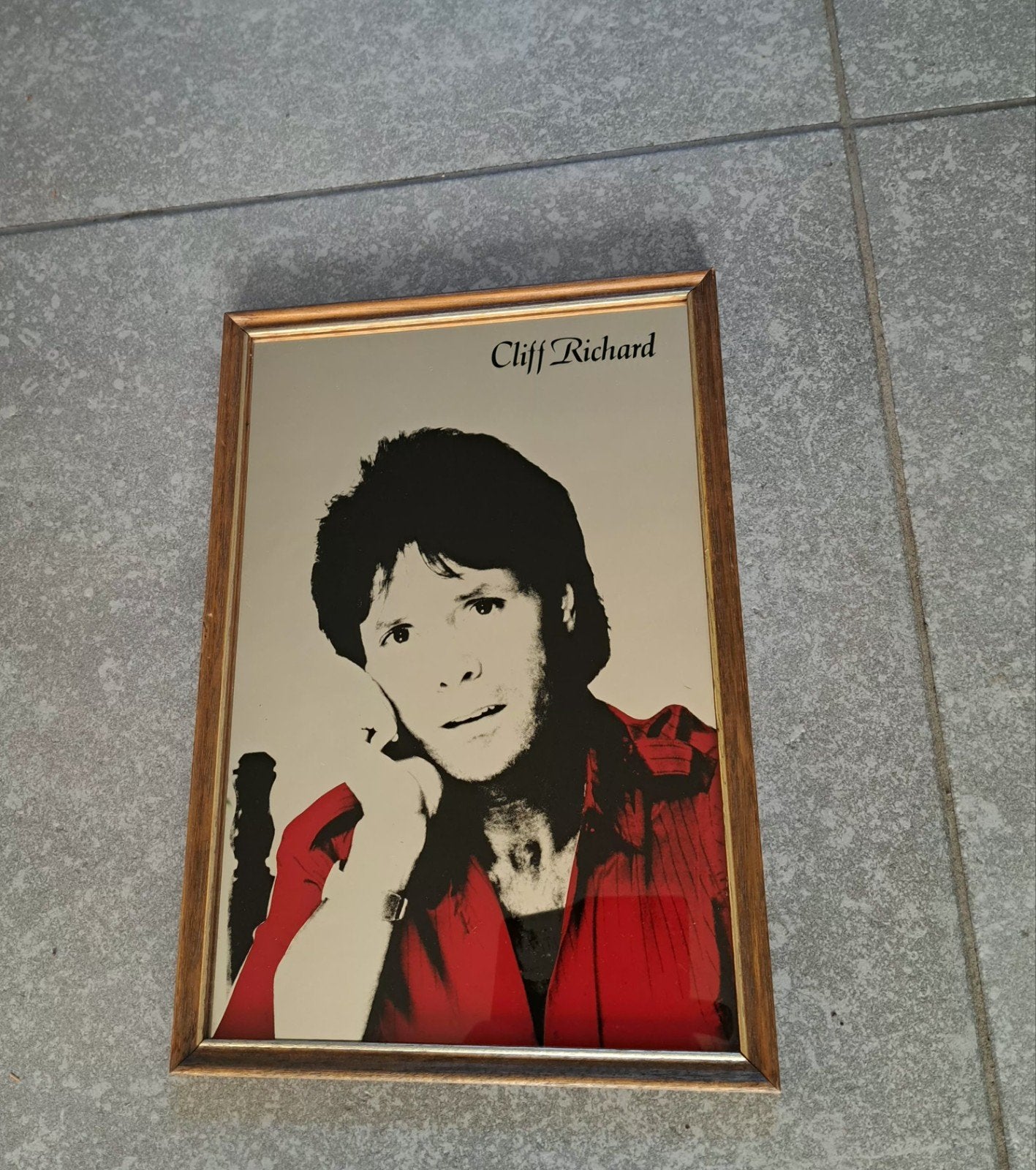 Spiegelkader Cliff Richard, Verzenden
