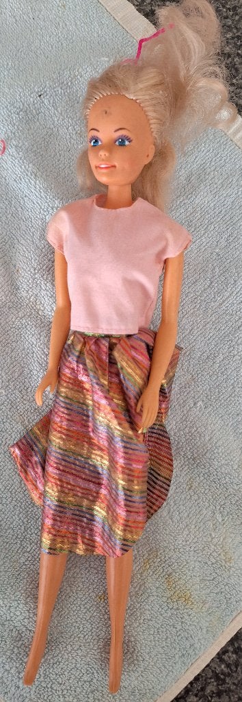 barbie met veelkleurig rokje, Ophalen of Verzenden, Zo goed als nieuw, Barbie