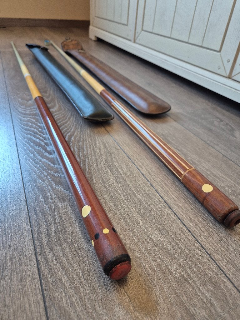 2 vintage biljartkeuen met lederen kokers, Ophalen of Verzenden, Gebruikt, Keu of Ballen