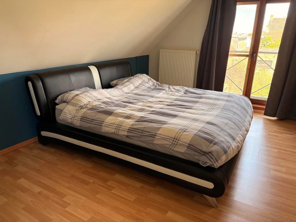 King size dubbel bed - zwart wit leder inclusief lattenbodem, Ophalen, Zo goed als nieuw, Wit