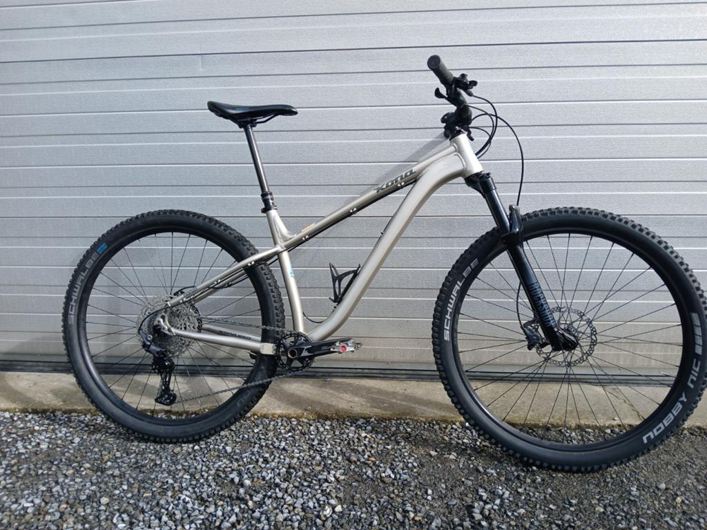 Kona honzo 2022 al 29", Ophalen