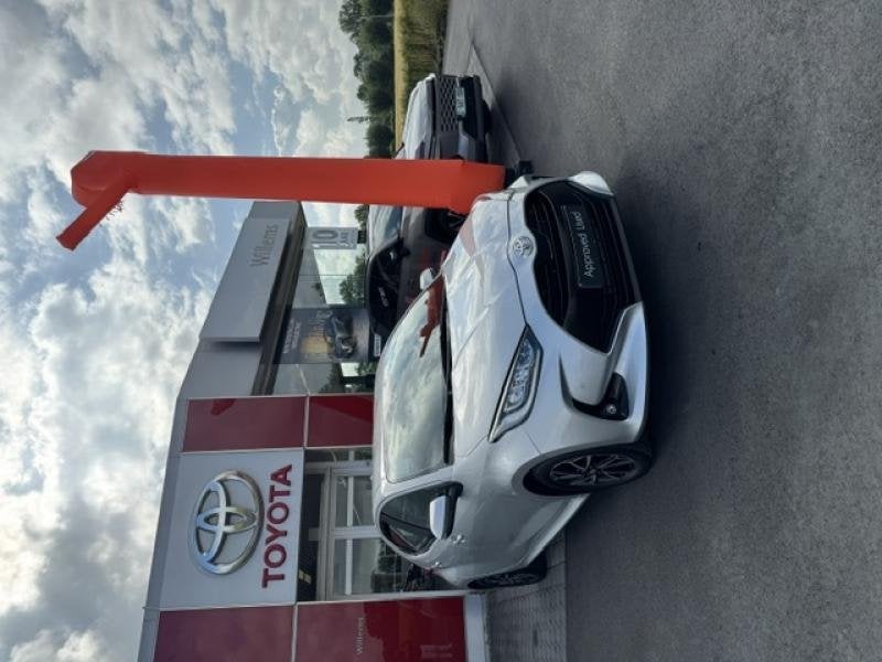 Toyota Yaris Iconic + Navi & Hi Tech Toyota Yaris Iconic + N, Auto's, Automaat, Euro 6, Parkeersensor, 99 g/km
